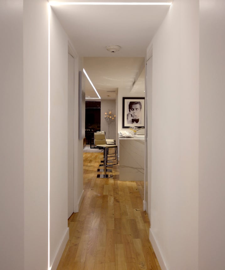 Rendering of 12100-20-R-CW recessed linear ceiling-to-wall LED light shown in a white finish with a flush trimless lens