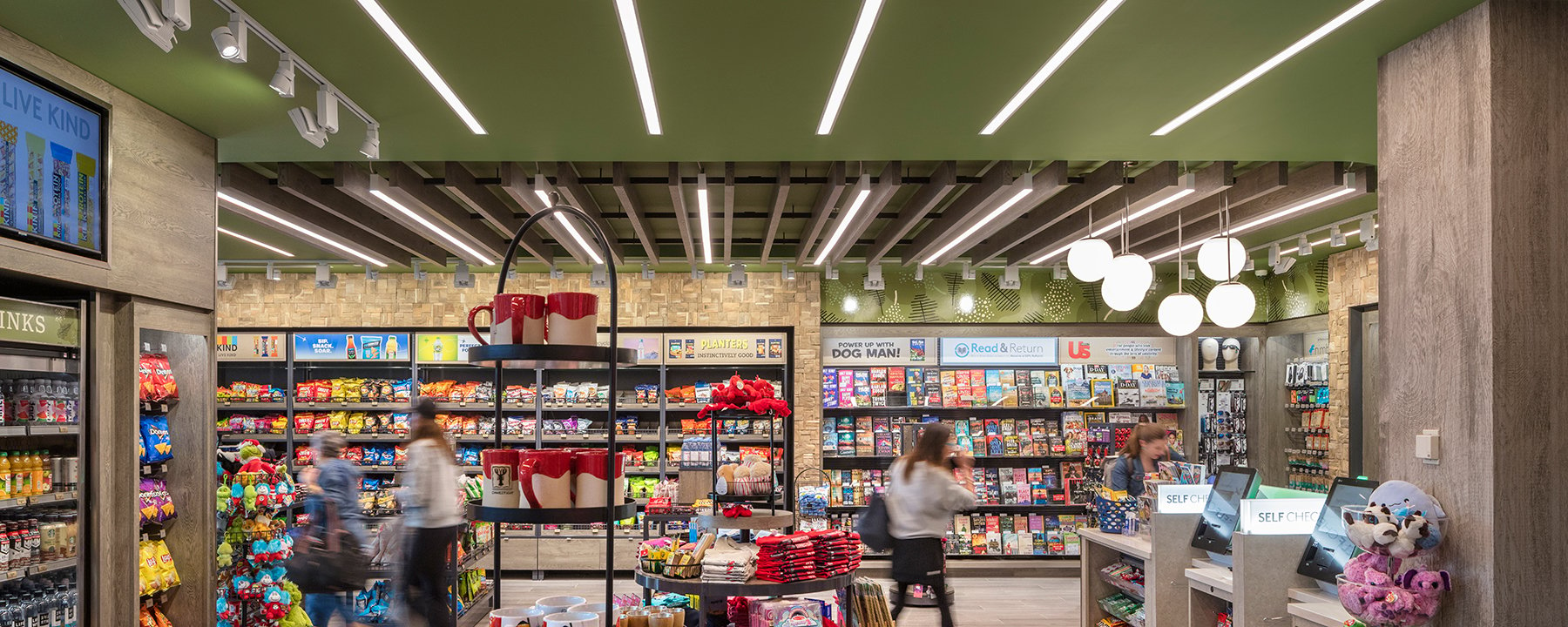 The goal of the Charter Oak Emporium design was to create a bright space within the traditionally dark airport concourse. 